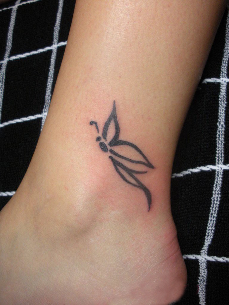 点击大图看下一张：女生脚腕上黑色线条文艺小清新蝴蝶纹身图片