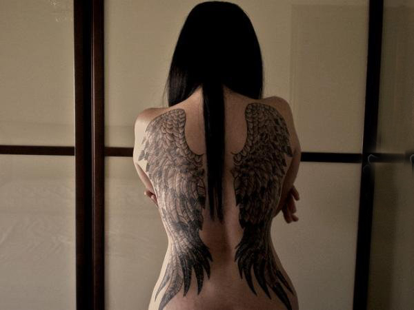 点击大图看下一张：女生满背黑灰色个性线条翅膀纹身图片