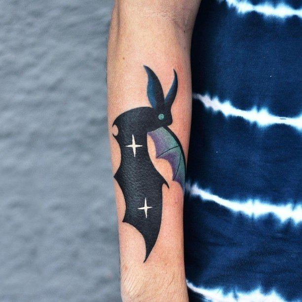 点击大图看下一张：男生手臂上彩绘渐变小动物轮廓蝙蝠纹身图片