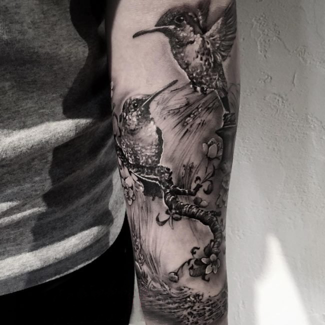 点击大图看下一张：男生手臂上黑灰点刺植物大树和小鸟纹身图片