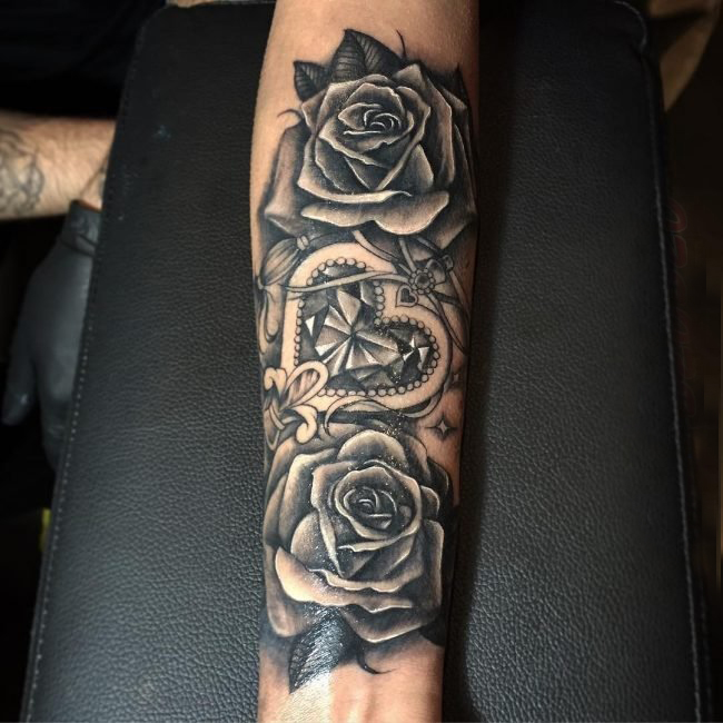点击大图看下一张：男生手臂上黑色点刺植物花朵玫瑰纹身图片