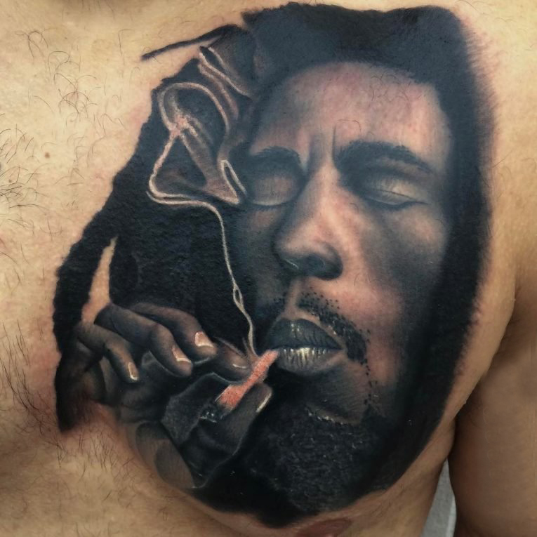 点击大图看下一张：男生胸部黑色点刺人物肖像和烟雾纹身图片