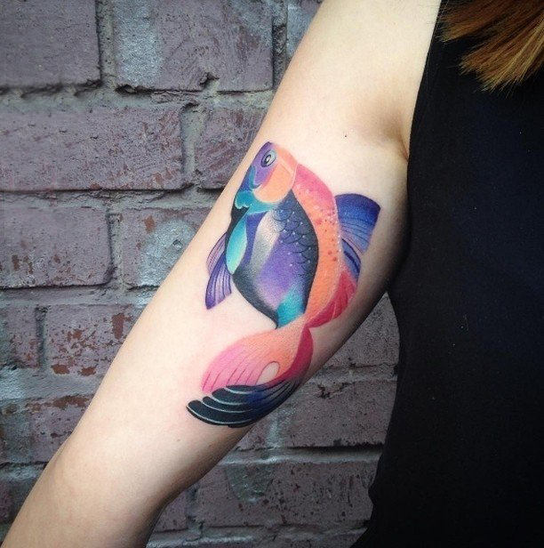 点击大图看下一张：女生手臂上彩绘渐变小动物鱼创意纹身图片