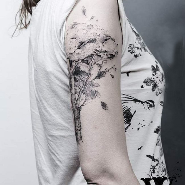 点击大图看下一张：女生手臂上黑灰点刺植物大树纹身图片
