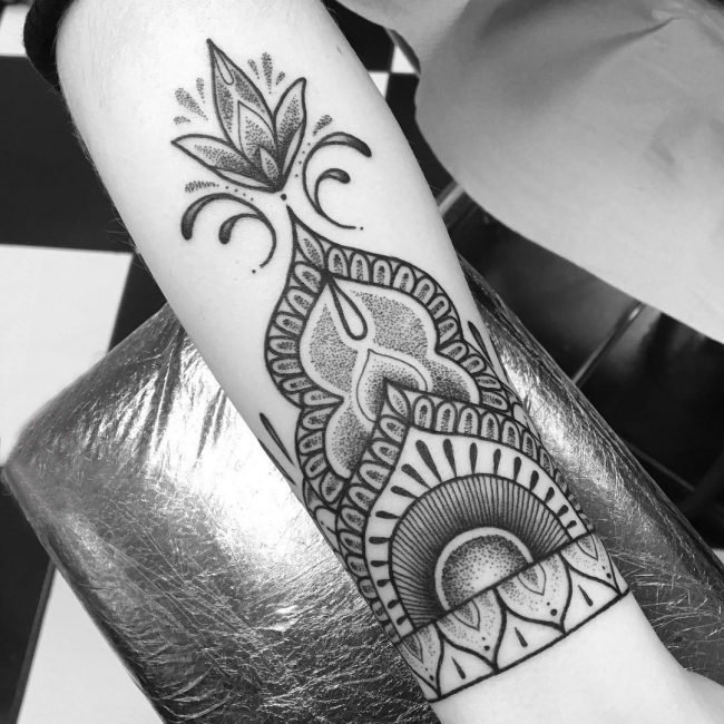 点击大图看下一张：女生手臂上黑色点刺几何抽象线条创意花朵纹身图片