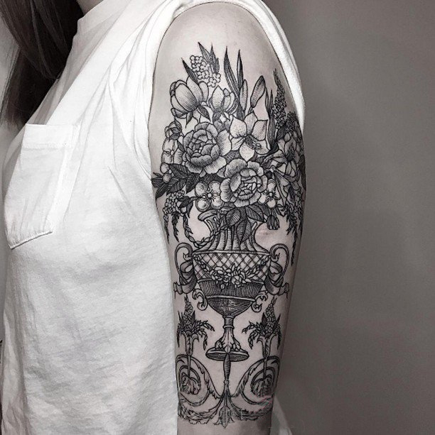 点击大图看下一张：女生手臂上黑色点刺植物花瓶和花朵纹身图片