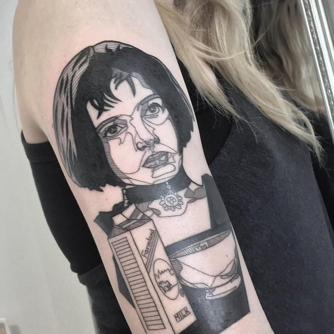 点击大图看下一张：女生手臂上黑色简单线条人物肖像纹身图片