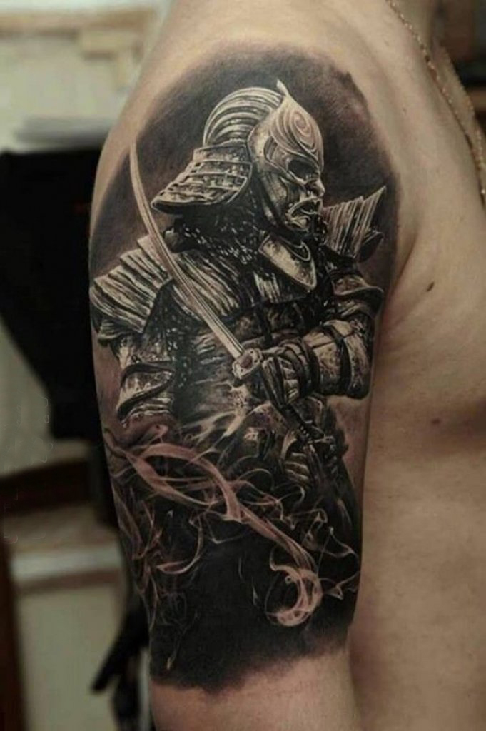点击大图看下一张：男生手臂上帅气黑色点刺盔甲武士纹身图片