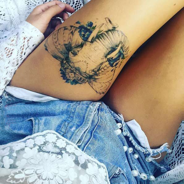 点击大图看下一张：女生大腿上黑色点刺小动物象纹身图片
