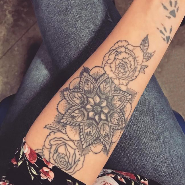 点击大图看下一张：女生手臂上黑色点刺抽象线条植物花朵纹身图片