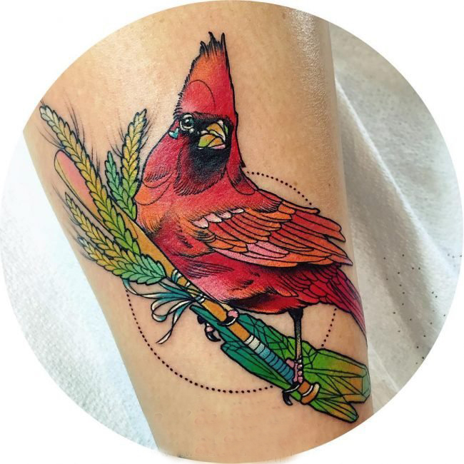 点击大图看下一张：女生小腿上彩绘植物叶子和小鸟纹身图片