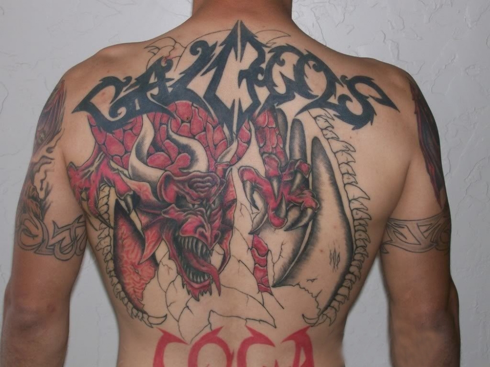 点击大图看下一张：男生背部红黑素描创意龙图腾纹身图片