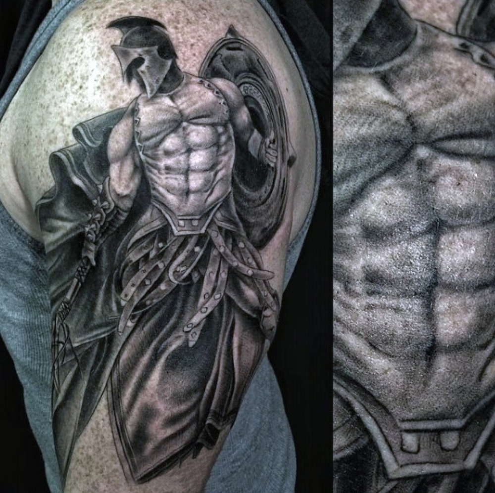 点击大图看下一张：男生大臂膀上黑灰点刺人物肖像武士纹身图片