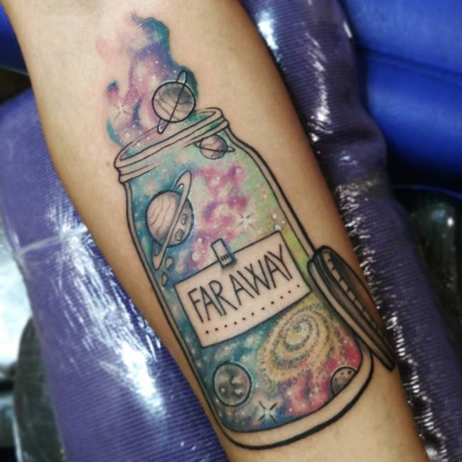 点击大图看下一张：男生手臂上彩绘水彩素描创意星空元素瓶子纹身图片