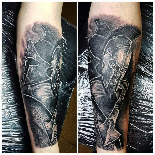 点击大图看下一张：男生手臂上黑灰素描点刺技巧创意斯巴达战士纹身图片