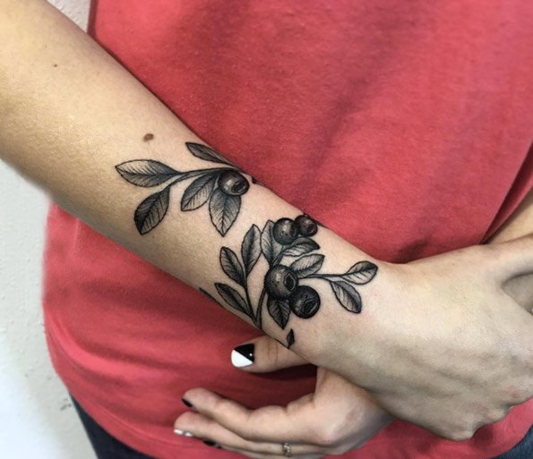点击大图看下一张：男生手臂上黑色点刺技巧植物叶子纹身图片
