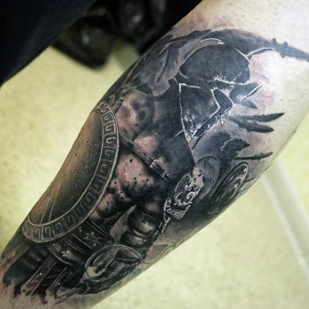 点击大图看下一张：男生小腿上黑灰点刺人物肖像武士纹身图片