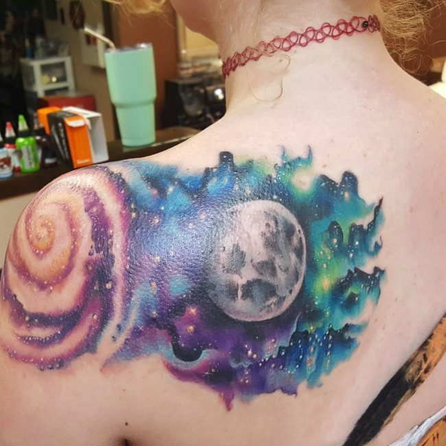 点击大图看下一张：女生背部彩绘水彩素描创意星空元素宇宙纹身图片