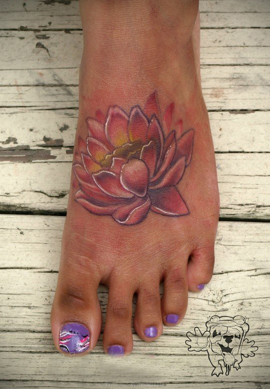 点击大图看下一张：女生脚背上彩绘植物素材莲花纹身图片
