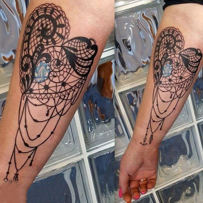 点击大图看下一张：女生手臂上黑色线条素描唯美蕾丝元素心形纹身图片