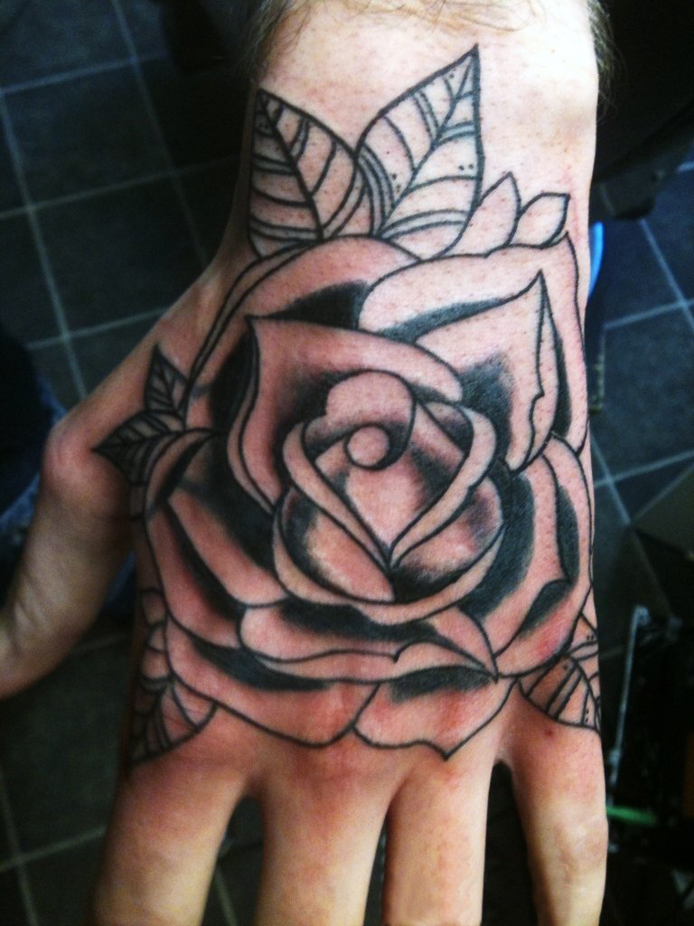 点击大图看下一张：女生手腕上黑灰素描点刺技巧唯美玫瑰纹身图片