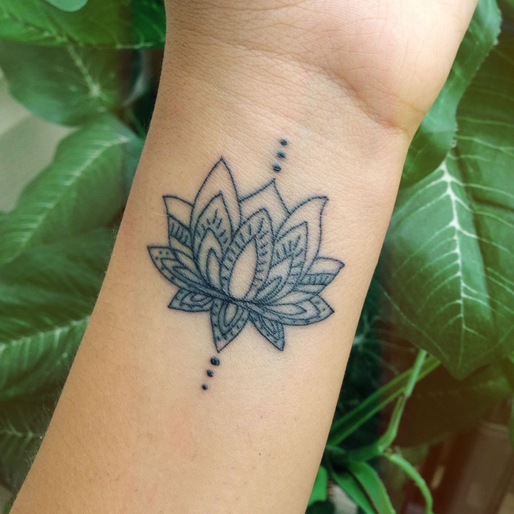 点击大图看下一张：女生手腕上黑色简单线条植物莲花纹身图片