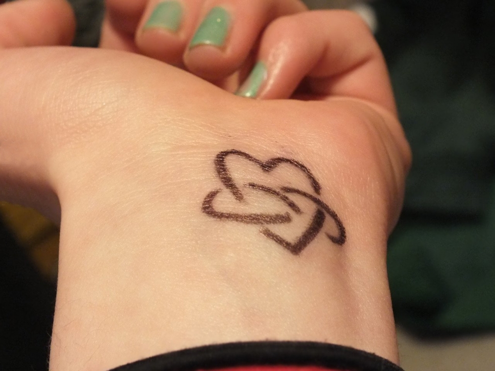 点击大图看下一张：女生手腕上黑色线条创意心形可爱纹身图片