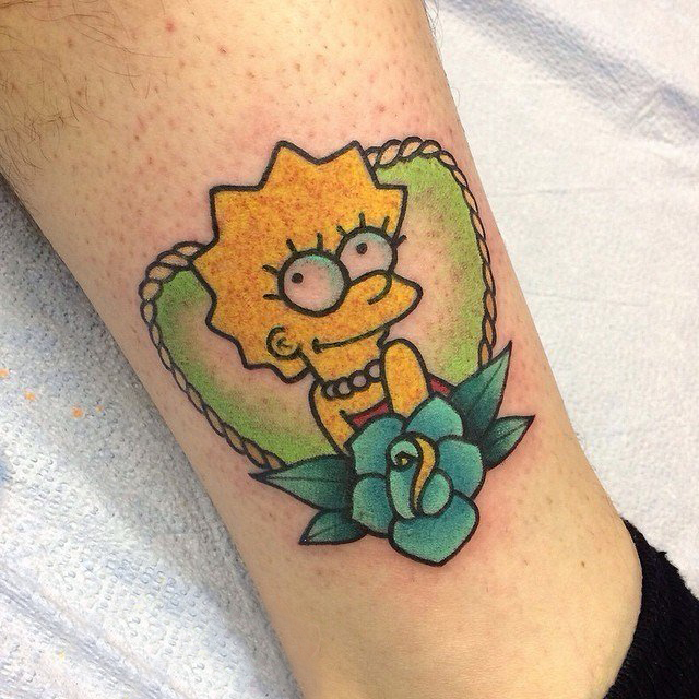 点击大图看下一张：女生小腿上彩绘植物花朵和卡通人物纹身图片