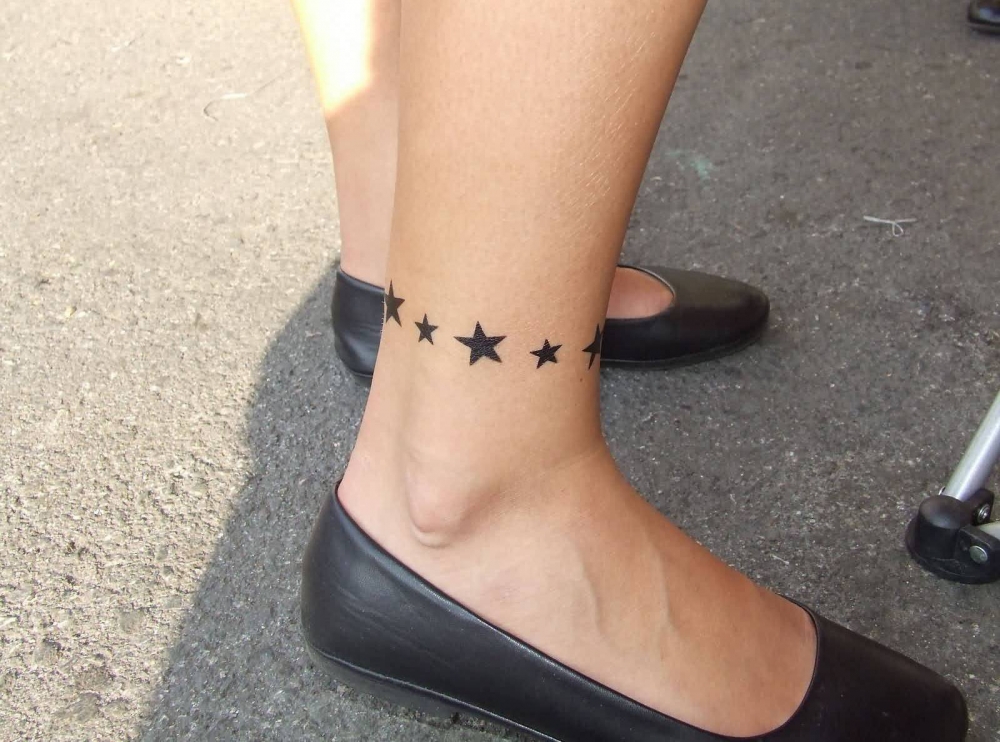 点击大图看下一张：女生小腿上黑色线条创意星星纹身图片