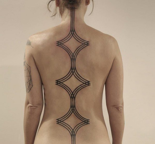 点击大图看下一张：多款关于性感的后背上黑色抽象线条脊柱纹身图案