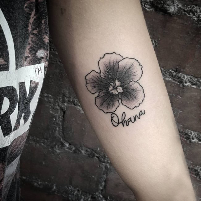 点击大图看下一张：女生手臂上黑色点刺抽象线条英文和花朵纹身图片