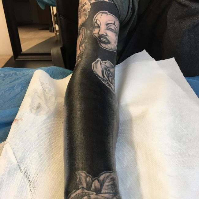 点击大图看下一张:文艺霸气的黑色人造墨水经典抽象人物纹身图案