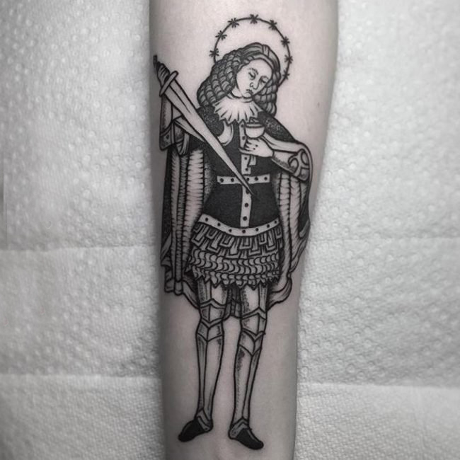 点击大图看下一张:文艺霸气的黑色人造墨水经典抽象人物纹身图案