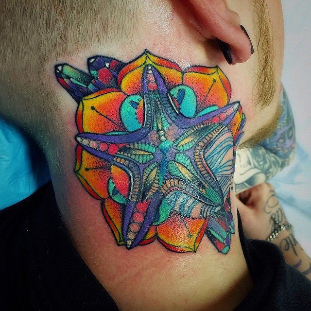 点击大图看下一张：男生脖子上彩绘水彩创意抽象可爱海星纹身图片