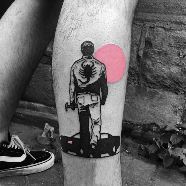 点击大图看下一张：男生小腿上黑色线条创意男生人物纹身图片