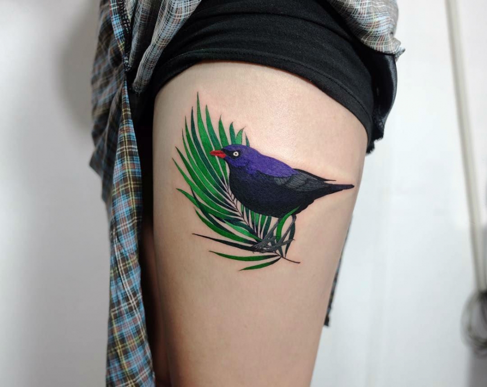 点击大图看下一张：女生大腿上彩绘植物叶子和小动物鸟纹身图片