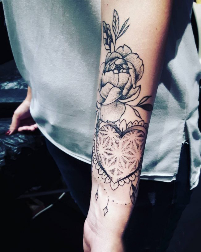 点击大图看下一张：女生手臂上黑灰素描创意心形和花朵纹身图片
