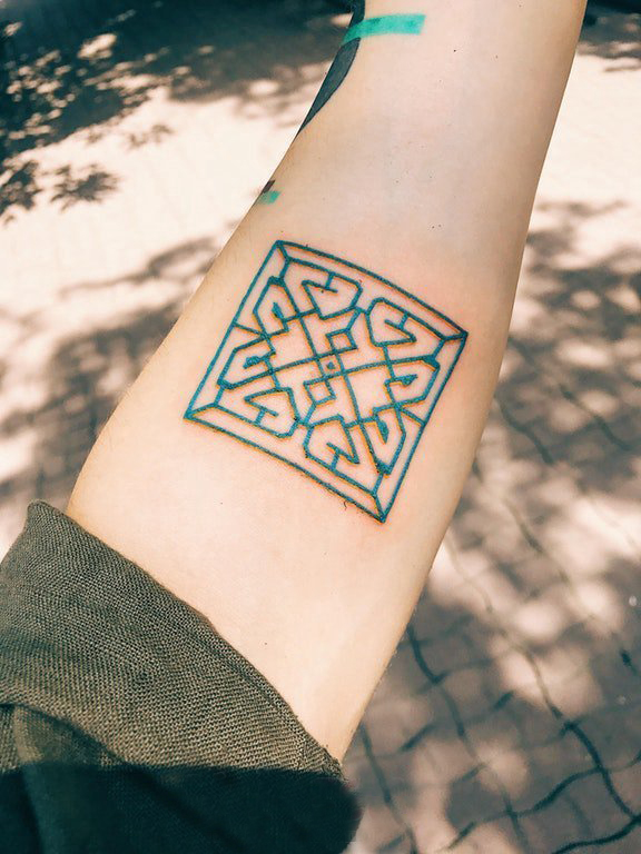 点击大图看下一张：女生手臂上黑色几何元素简单线条创意纹身图片