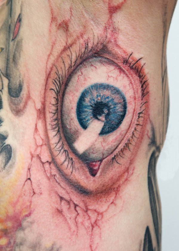 点击大图看下一张：男生侧腰上彩绘水彩素描创意3d眼睛纹身图片