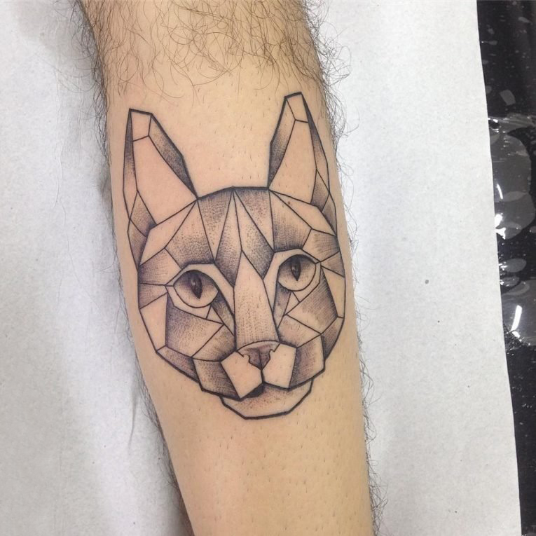 点击大图看下一张：男生手臂上黑灰素描几何元素创意猫咪纹身图案