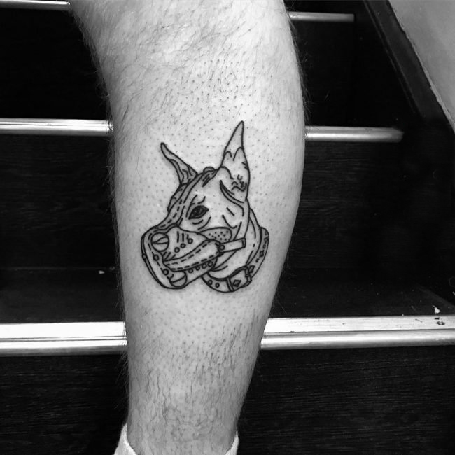 点击大图看下一张：男生小腿上黑灰素描点刺技巧创意动物纹身图片