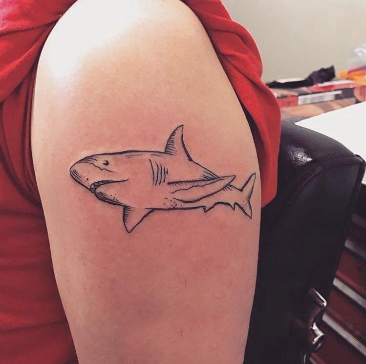 点击大图看下一张：男生手臂上黑色简单线条小动物鲨鱼纹身图片