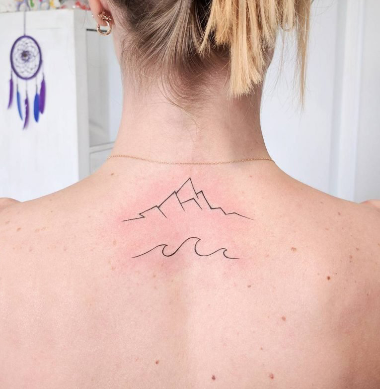 点击大图看下一张：女生背部黑色线条简约群山风景纹身图片