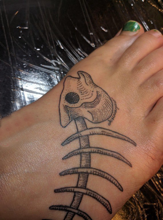 点击大图看下一张：女生脚背上黑色几何线条创意鱼骨纹身图片