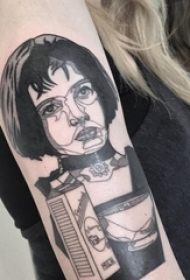 女生手臂上黑色简单线条人物肖像纹身图片