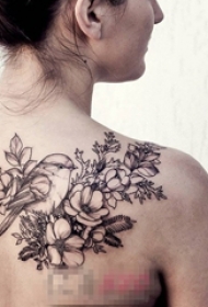 女生背部黑色线条素描创意唯美花朵纹身图片