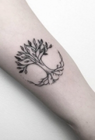 女生手臂上黑色线条创意文艺树纹身图片