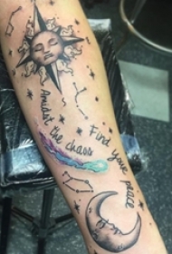 男生手臂上黑灰点刺几何线条太阳和月亮纹身图片