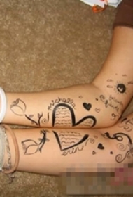 闺蜜手臂上黑色线条创意心形个性纹身图片