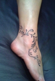 女生脚背上黑色线条创意唯美花体线条纹身图片